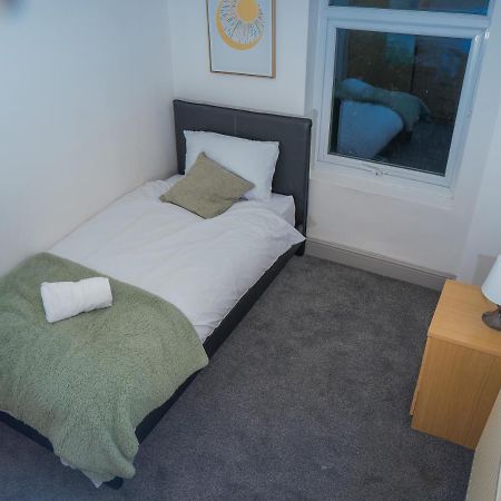 The Highfield Villa, 5 Bedrooms, Northampton Centre, Sleeps 10 Kültér fotó