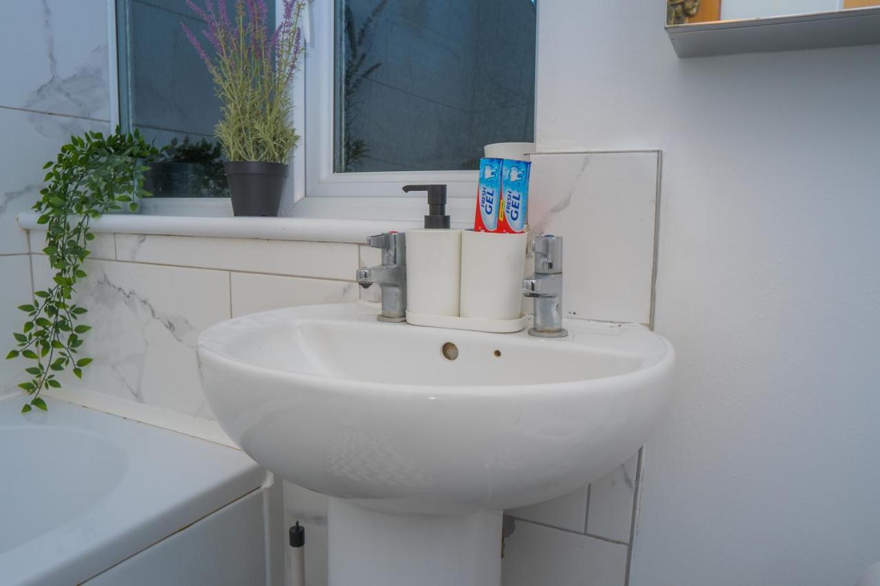 The Highfield Villa, 5 Bedrooms, Northampton Centre, Sleeps 10 Kültér fotó