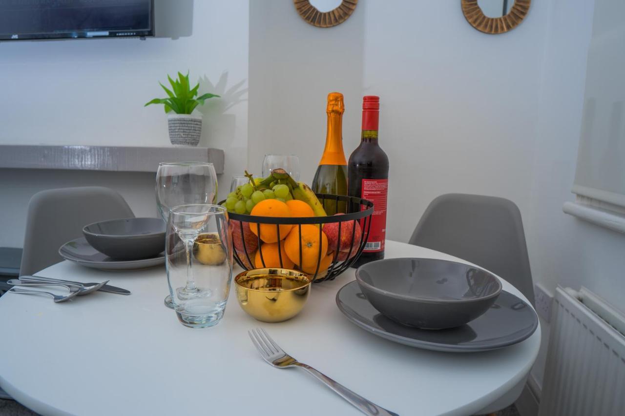 The Highfield Villa, 5 Bedrooms, Northampton Centre, Sleeps 10 Kültér fotó