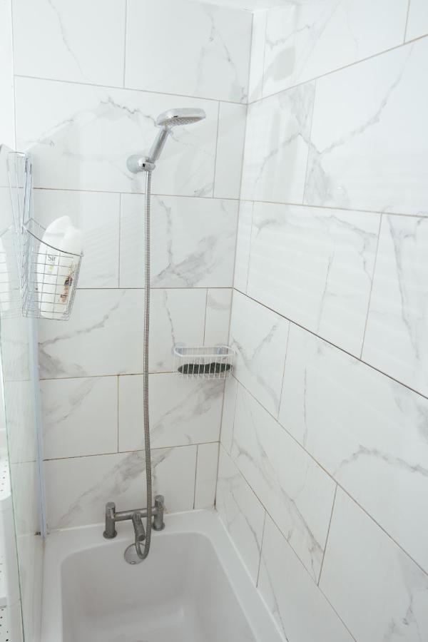 The Highfield Villa, 5 Bedrooms, Northampton Centre, Sleeps 10 Kültér fotó