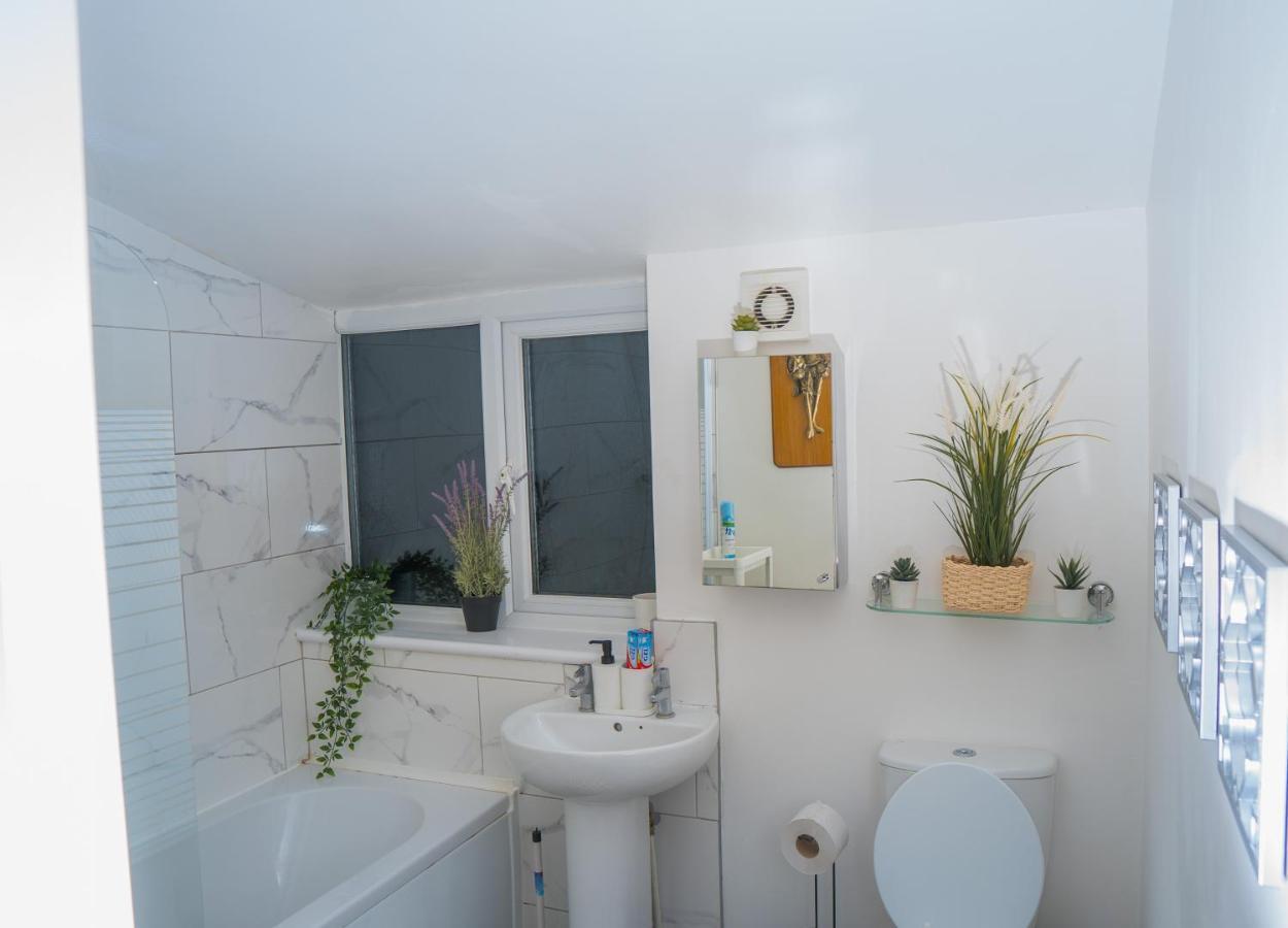 The Highfield Villa, 5 Bedrooms, Northampton Centre, Sleeps 10 Kültér fotó