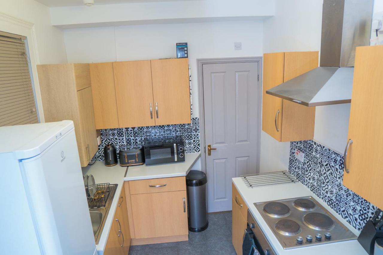 The Highfield Villa, 5 Bedrooms, Northampton Centre, Sleeps 10 Kültér fotó