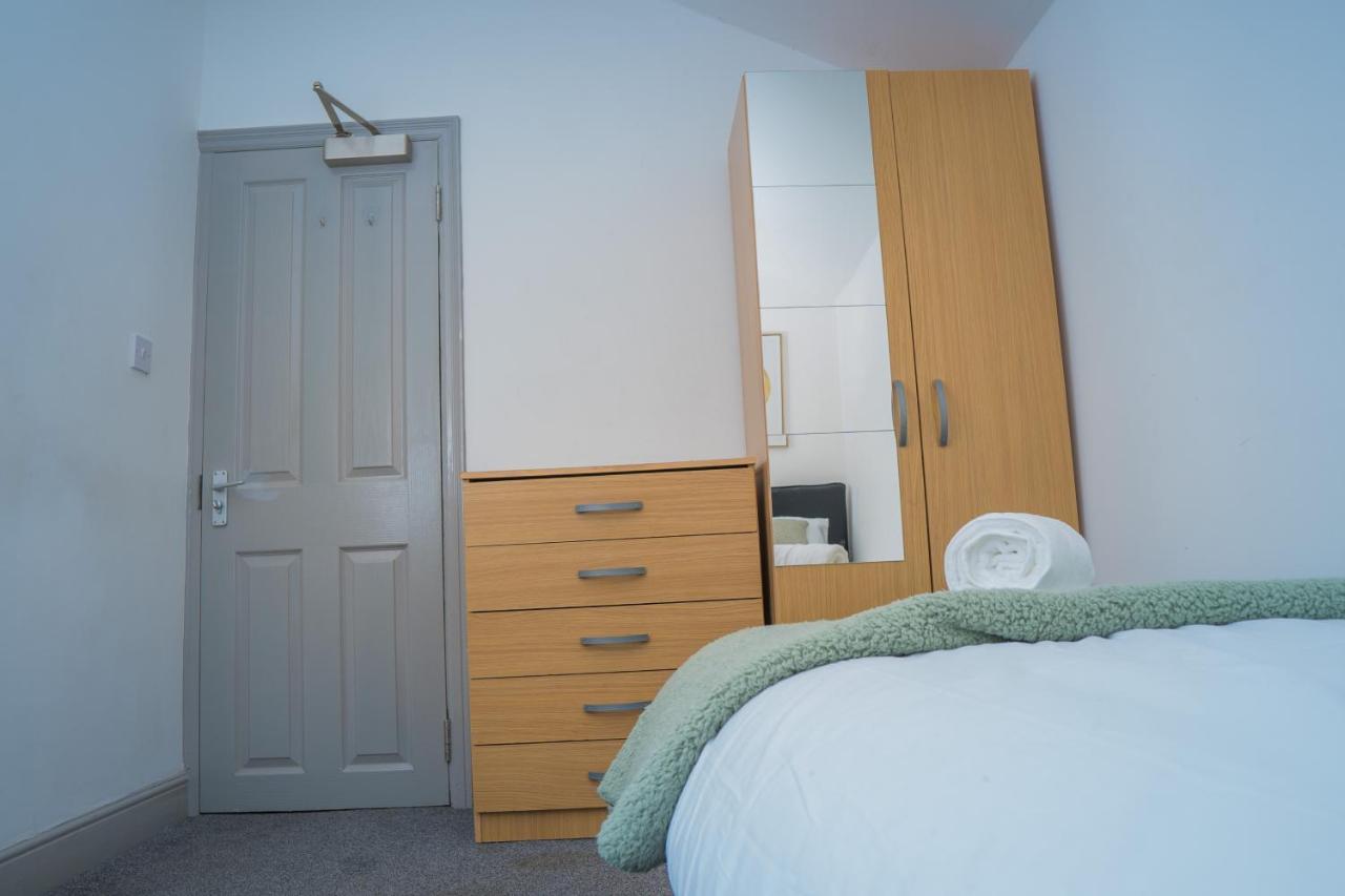 The Highfield Villa, 5 Bedrooms, Northampton Centre, Sleeps 10 Kültér fotó