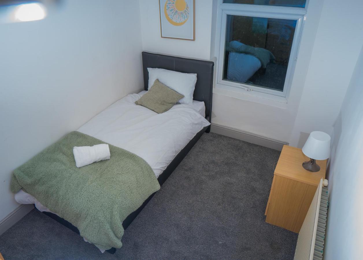 The Highfield Villa, 5 Bedrooms, Northampton Centre, Sleeps 10 Kültér fotó