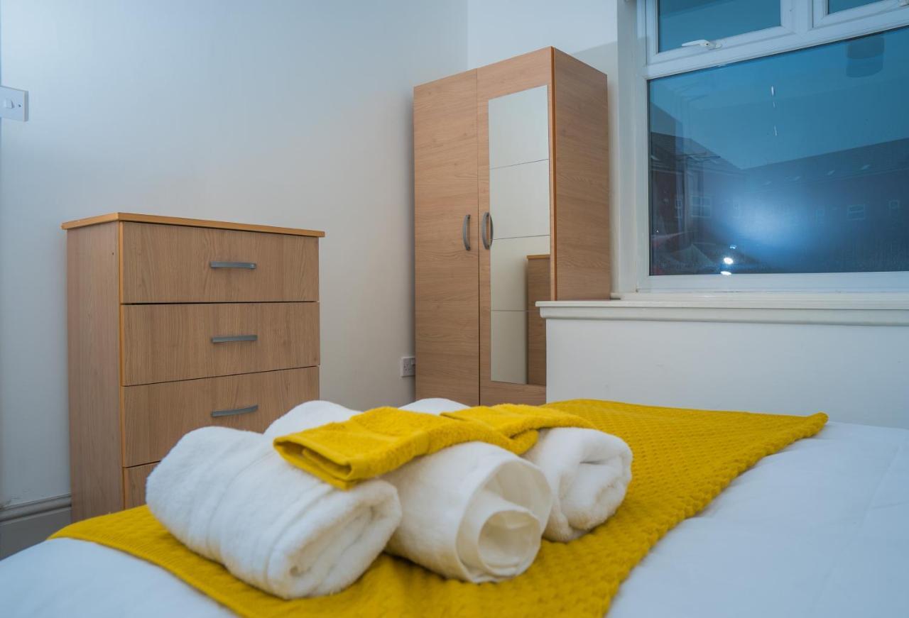 The Highfield Villa, 5 Bedrooms, Northampton Centre, Sleeps 10 Kültér fotó