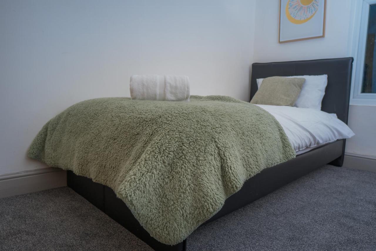 The Highfield Villa, 5 Bedrooms, Northampton Centre, Sleeps 10 Kültér fotó