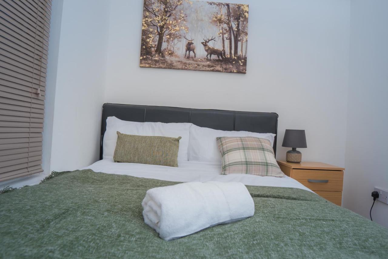 The Highfield Villa, 5 Bedrooms, Northampton Centre, Sleeps 10 Kültér fotó