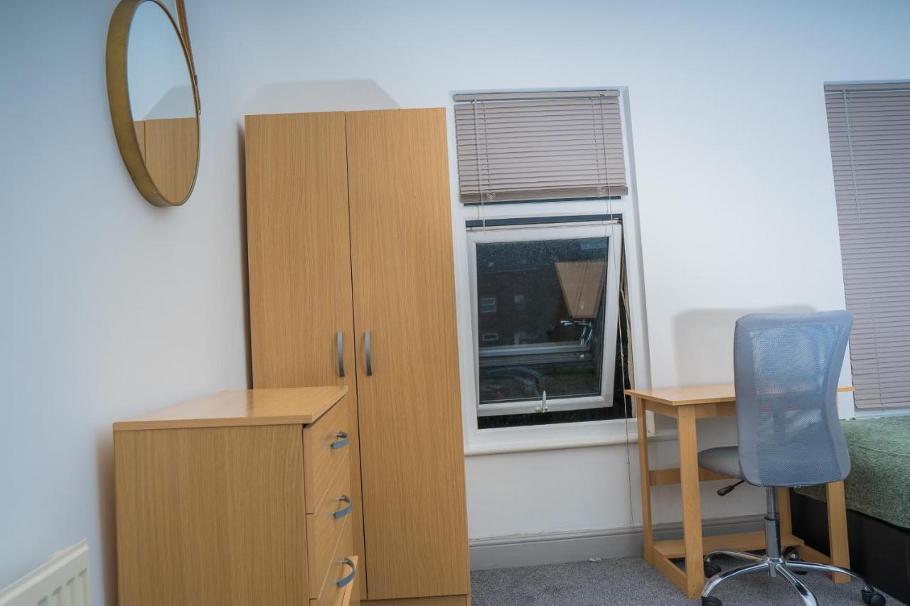 The Highfield Villa, 5 Bedrooms, Northampton Centre, Sleeps 10 Kültér fotó