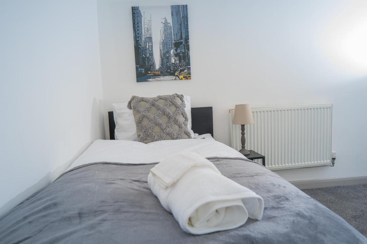 The Highfield Villa, 5 Bedrooms, Northampton Centre, Sleeps 10 Kültér fotó