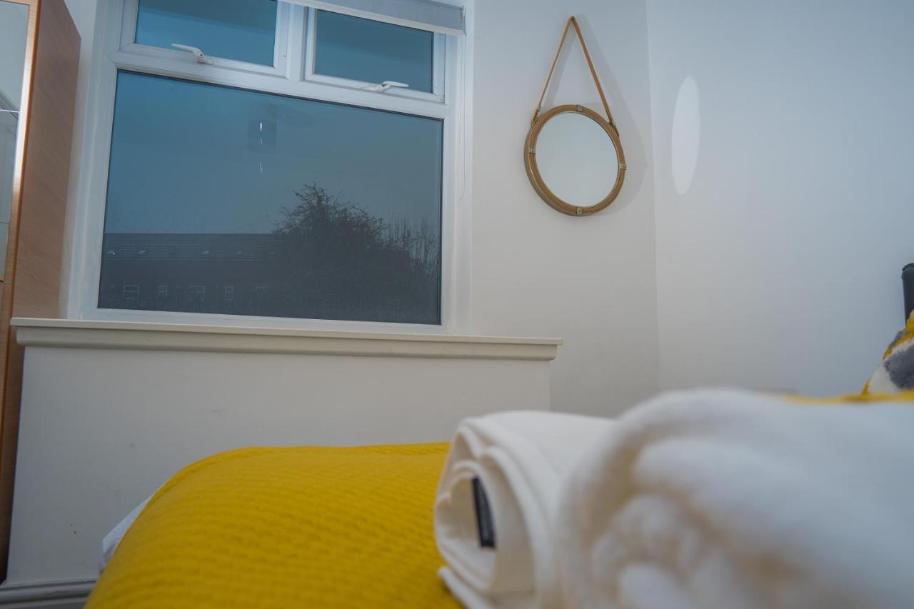 The Highfield Villa, 5 Bedrooms, Northampton Centre, Sleeps 10 Kültér fotó