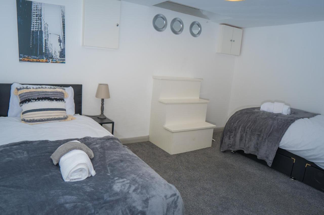The Highfield Villa, 5 Bedrooms, Northampton Centre, Sleeps 10 Kültér fotó